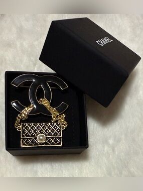 CC Style Black & Gold Quilted Bag Brooch
